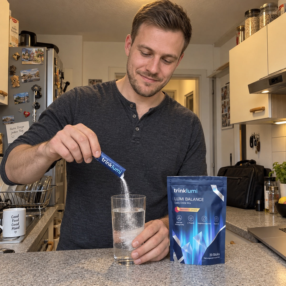 Ein Kunde mischt einen TrinkLumi Stick in einem Glas Wasser